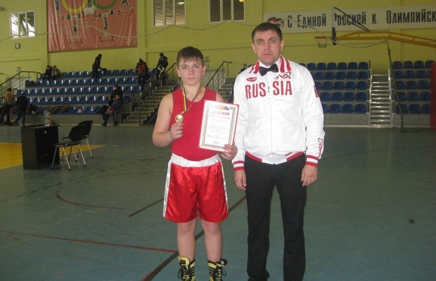 Чемпион России Гасан Гимбатов наградил юных боксёров